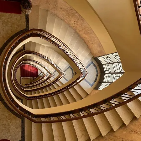 Urban Jungle - Self Check-in, Metro, Train