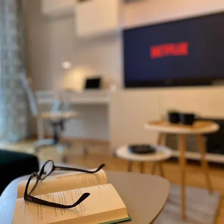 Urban Jungle - Self Check-in, Metro, Train * 토리노