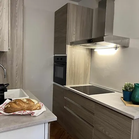 Urban Jungle - Self Check-in, Metro, Train 아파트