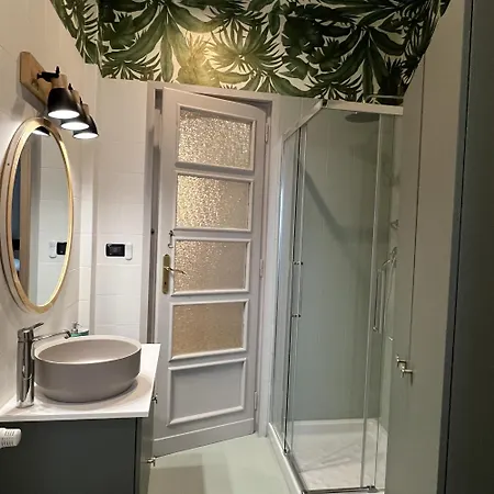 Urban Jungle - Self Check-in, Metro, Train * 토리노